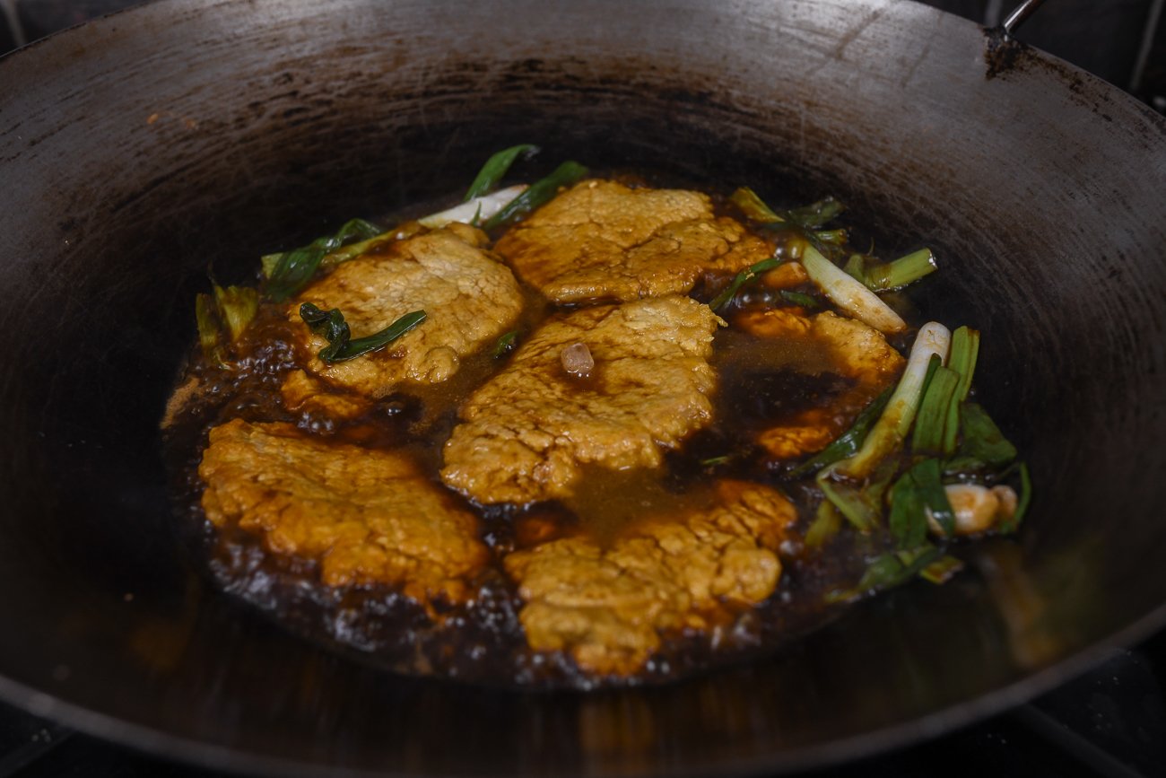 braising pork chops with soy sauce and scallions